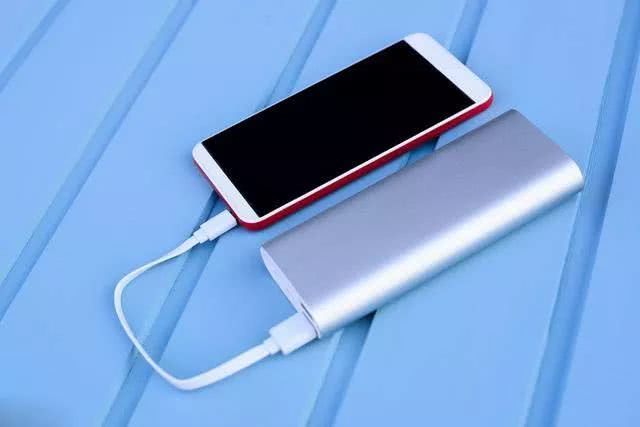 玩機(jī)達(dá)人：手機(jī)邊充電邊玩，消耗的電量是來(lái)自電池還是充電器呢？