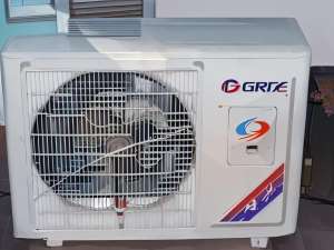 空調一開就噼里啪啦的響是怎么回事？